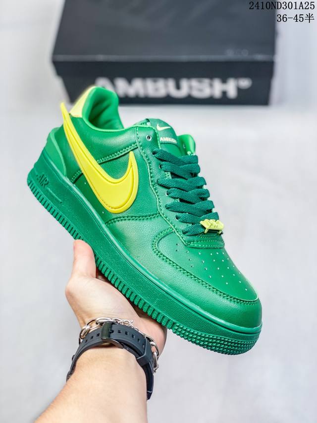 真标带半码耐克Nike AIR FORCE 1‘07 空军一号低帮百搭休闲运动板鞋。柔软、弹性十足的缓震性能和出色的中底设计，横跨复古与现代的外型结合，造就出风