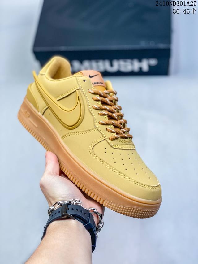 真标带半码耐克Nike AIR FORCE 1‘07 空军一号低帮百搭休闲运动板鞋。柔软、弹性十足的缓震性能和出色的中底设计，横跨复古与现代的外型结合，造就出风