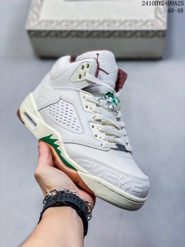 Air Jordan 5 Retro EL GRITO 高帮 墨西哥独立日 AJ5 乔丹5代 白红绿鸳鸯 乔丹篮球鞋系列 配色方案以白色为主，并在中底鲨鱼齿元素