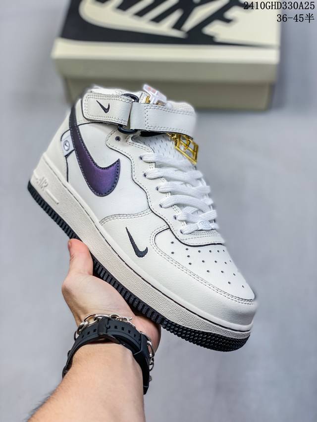 公司级带半码耐克Nike AIR FORCE 1‘07 空军一号低帮百搭休闲运动板鞋。柔软、弹性十足的缓震性能和出色的中底设计，横跨复古与现代的外型结合，造就出