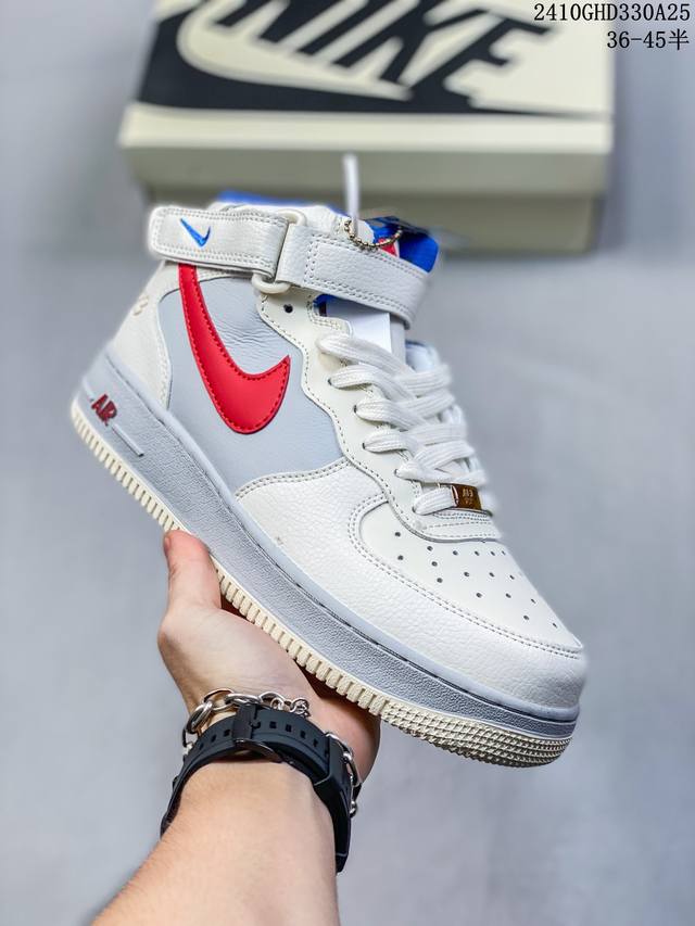 公司级带半码耐克Nike AIR FORCE 1‘07 空军一号低帮百搭休闲运动板鞋。柔软、弹性十足的缓震性能和出色的中底设计，横跨复古与现代的外型结合，造就出