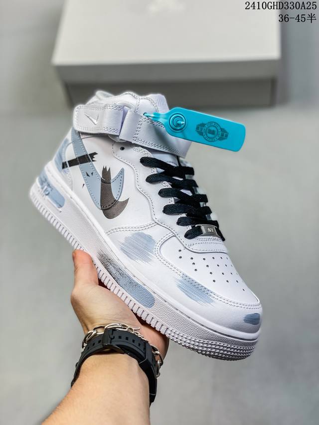 公司级带半码耐克Nike AIR FORCE 1‘07 空军一号低帮百搭休闲运动板鞋。柔软、弹性十足的缓震性能和出色的中底设计，横跨复古与现代的外型结合，造就出