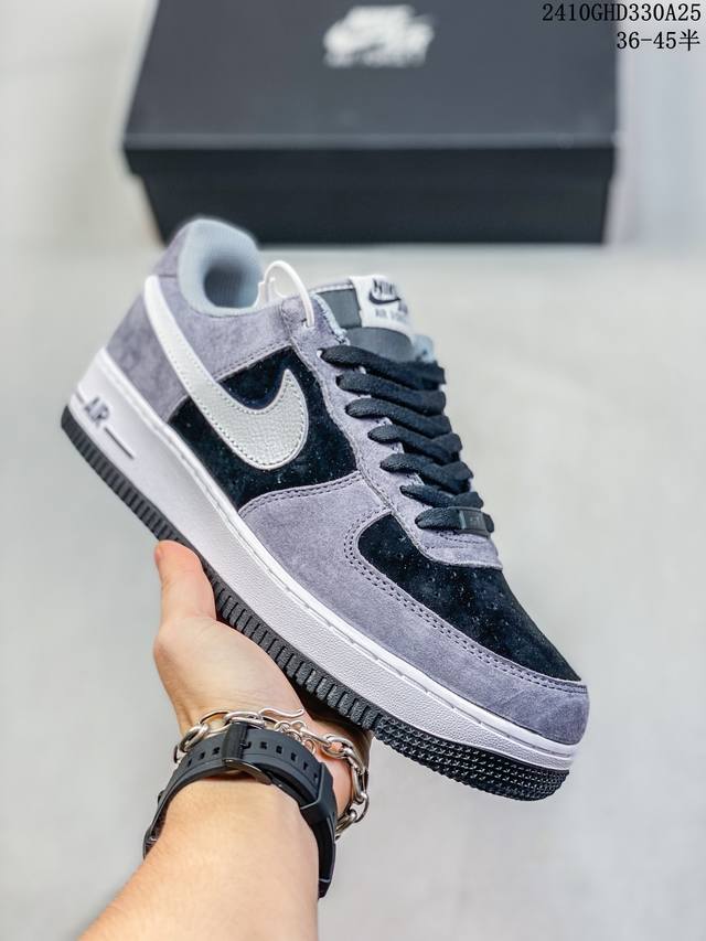 公司级带半码耐克Nike AIR FORCE 1‘07 空军一号低帮百搭休闲运动板鞋。柔软、弹性十足的缓震性能和出色的中底设计，横跨复古与现代的外型结合，造就出