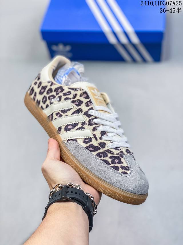 阿迪达斯adidas Originals Gazelle Indoor 三叶草复古休闲防滑耐磨低帮板鞋鞋款采用柔软的绒面革和耐用的皮革衬里融合在橡胶外底上，具有