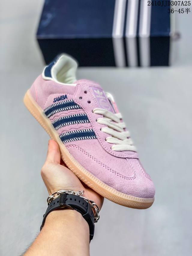 阿迪达斯adidas Originals Gazelle Indoor 三叶草复古休闲防滑耐磨低帮板鞋鞋款采用柔软的绒面革和耐用的皮革衬里融合在橡胶外底上，具有