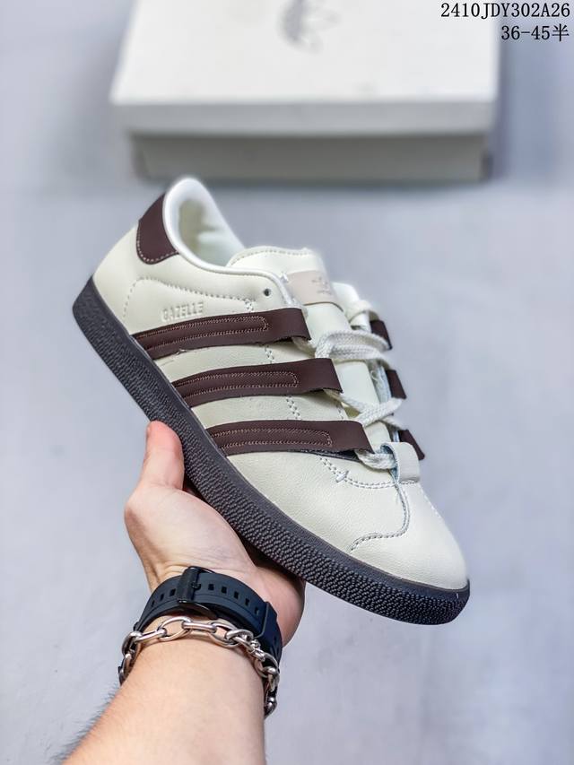 adidas Originals Gazelle 百搭单品 三叶草休闲防滑耐磨低帮板鞋 鞋头出色设计 塑就出众贴合感 稳固的后跟贴合足部曲线设计 软弹舒适 不易