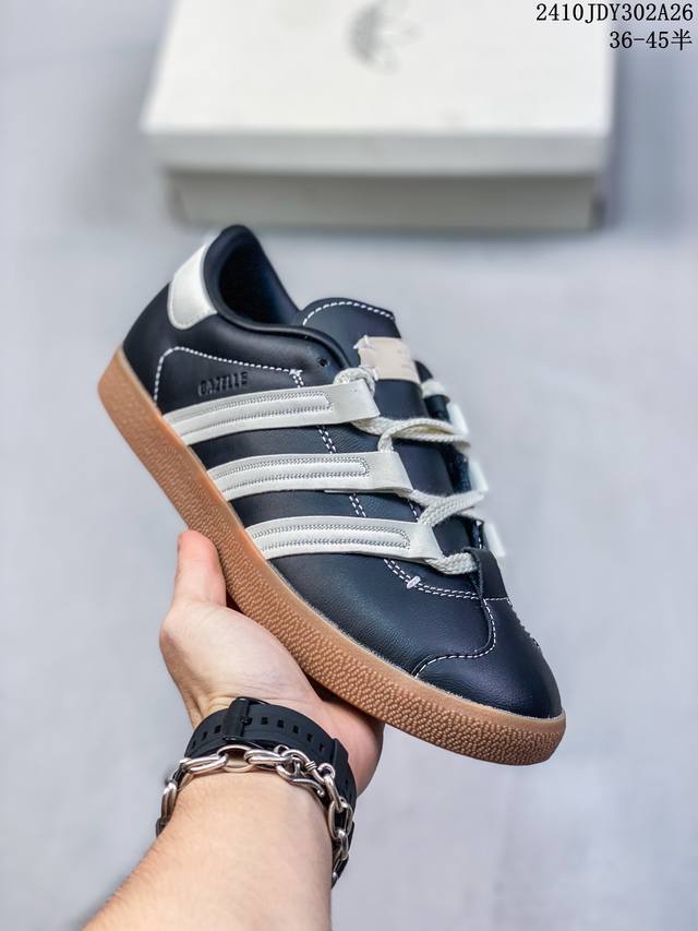 adidas Originals Gazelle 百搭单品 三叶草休闲防滑耐磨低帮板鞋 鞋头出色设计 塑就出众贴合感 稳固的后跟贴合足部曲线设计 软弹舒适 不易