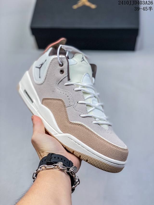 Air Jordan Courtside 23 黑白紫 AJ23 乔丹23代 aj23 乔23 黑紫 小藤原浩 乔丹篮球鞋系列 整体采用黑白主色，搭配水晶大底，