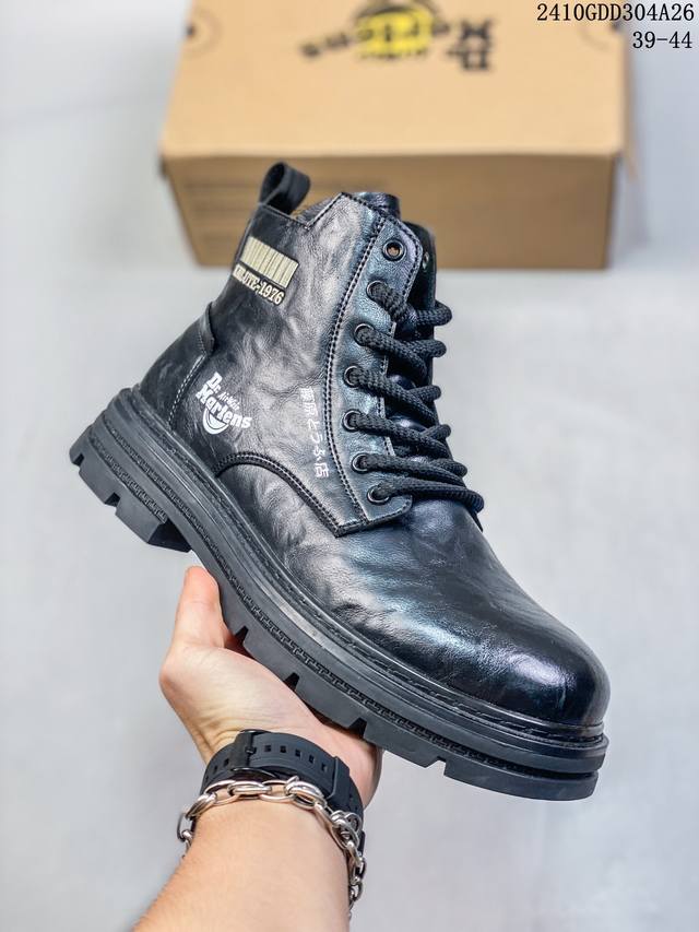 Dr.martens 马汀博士 男女鞋 采用硬质漆皮开边珠牛剖皮打造鞋面材质，厚实耐磨PVC原厂透明水晶橡胶大底，空补胶“零胶”工艺,真实拉帮线锁底经典万年青款