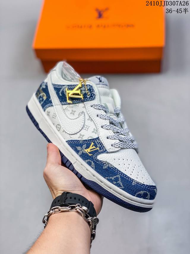 Louis Vuitton x Nike Dunk SB Low 路易威登 x 耐克 SB 低帮 LV联名深蓝白牛仔 鞋身以米白色作为主色调，鞋面采用米白色打造