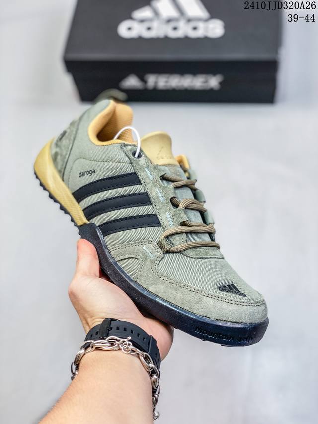 阿迪达斯 adidas 新款男女鞋 DAROGA PLUS CANVAS SHOES 徒步越野户外运动鞋这款可折叠户外运动鞋,旨在为远足和旅行打造。帆布鞋面,搭