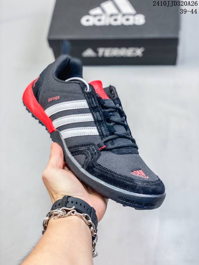 阿迪达斯 adidas 新款男女鞋 DAROGA PLUS CANVAS SHOES 徒步越野户外运动鞋这款可折叠户外运动鞋,旨在为远足和旅行打造。帆布鞋面,搭