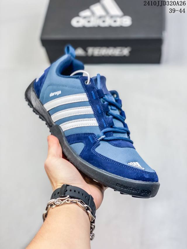 阿迪达斯 adidas 新款男女鞋 DAROGA PLUS CANVAS SHOES 徒步越野户外运动鞋这款可折叠户外运动鞋,旨在为远足和旅行打造。帆布鞋面,搭