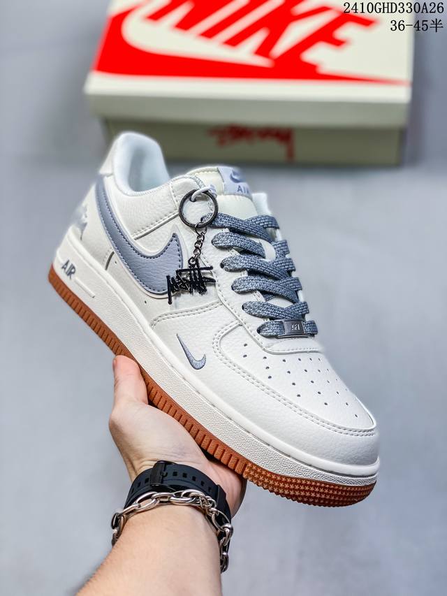 公司级带半码耐克Nike AIR FORCE 1‘07 空军一号低帮百搭休闲运动板鞋。柔软、弹性十足的缓震性能和出色的中底设计，横跨复古与现代的外型结合，造就出