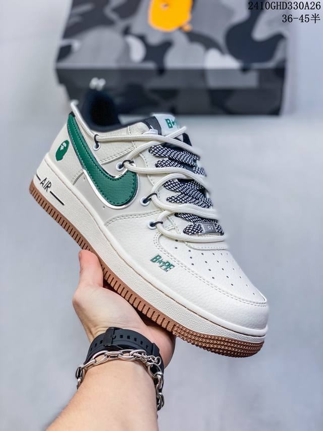 公司级带半码耐克Nike AIR FORCE 1‘07 空军一号低帮百搭休闲运动板鞋。柔软、弹性十足的缓震性能和出色的中底设计，横跨复古与现代的外型结合，造就出