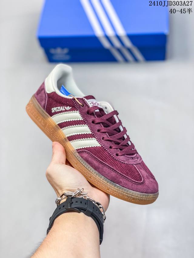 公司级adidas originals Gazelle Indoor 褐色 此款鞋延续了橡胶外底和经典款式的传统。优质绒面革鞋面和标志性的3条纹采用明亮的对比色