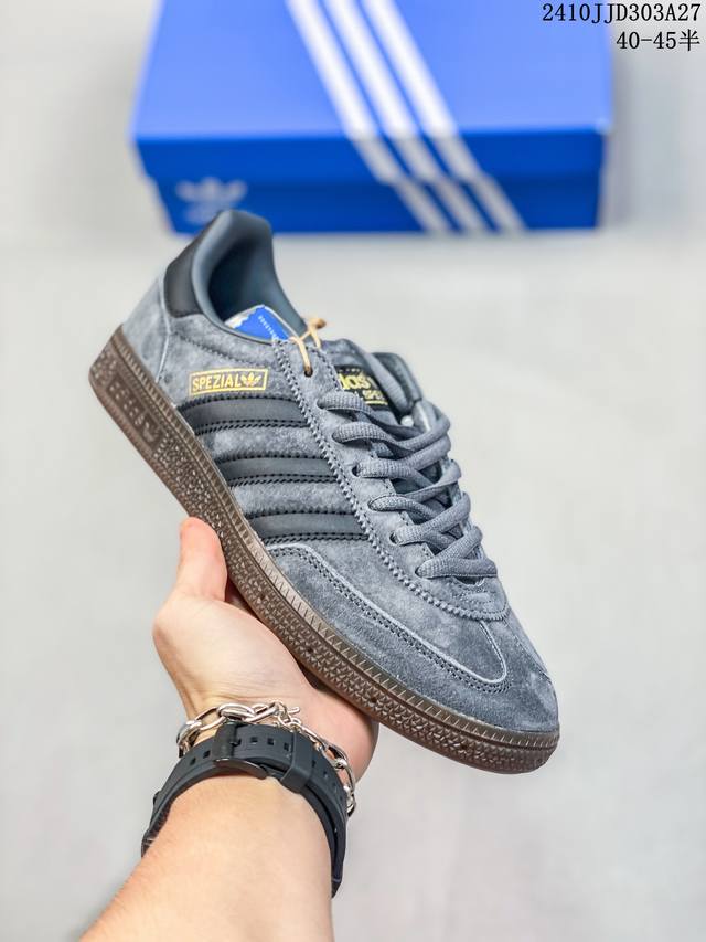 公司级adidas originals Gazelle Indoor 褐色 此款鞋延续了橡胶外底和经典款式的传统。优质绒面革鞋面和标志性的3条纹采用明亮的对比色