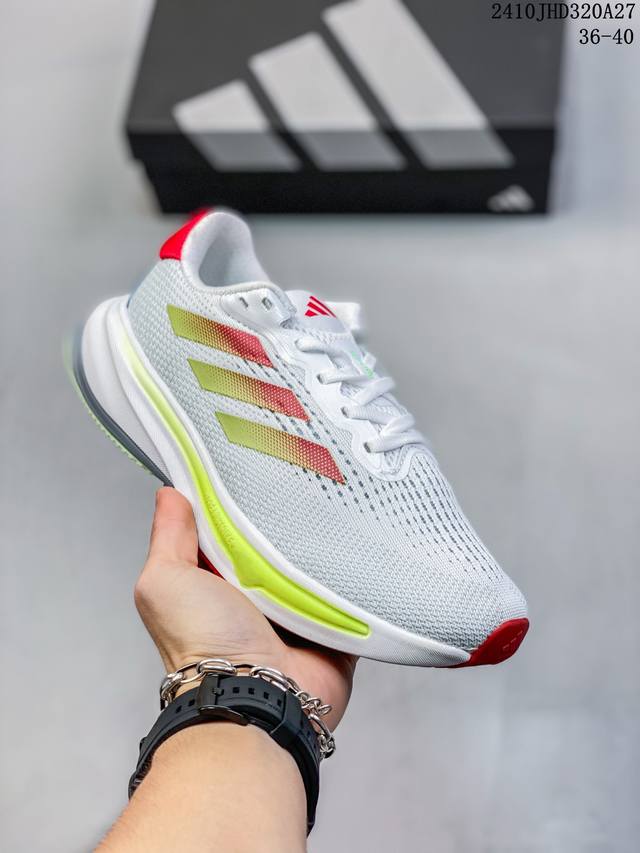 adidas Supernova 超级跑鞋 DREAMSTRIKE+ 中底科技精准调校的泡棉密度平衡柔弹性与支撑性，保证优异舒适的脚感枕形设柔软织物包裹提供稳固