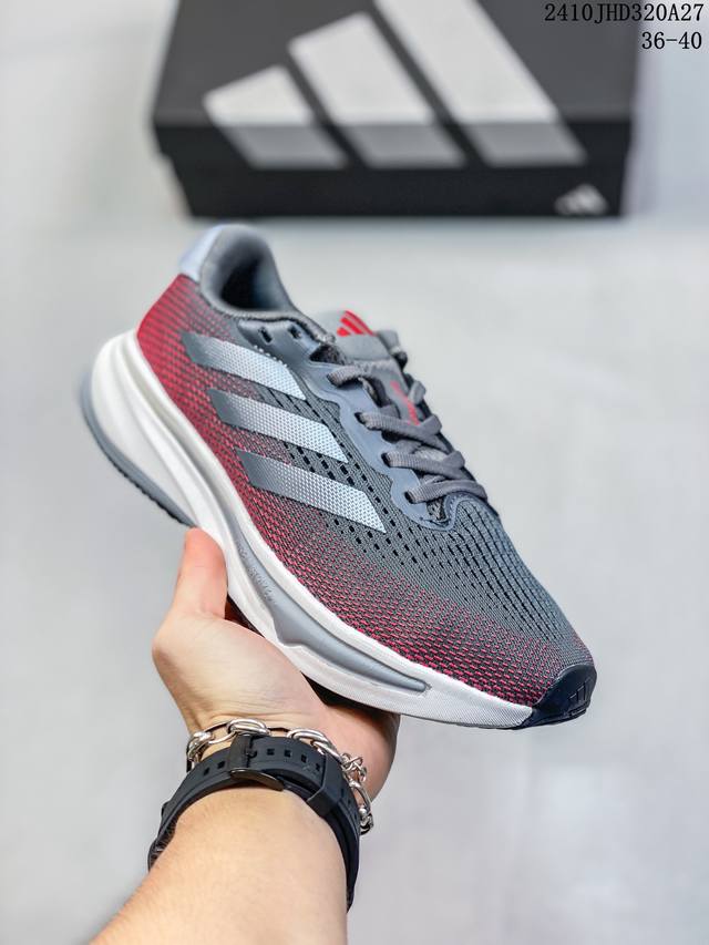 adidas Supernova 超级跑鞋 DREAMSTRIKE+ 中底科技精准调校的泡棉密度平衡柔弹性与支撑性，保证优异舒适的脚感枕形设柔软织物包裹提供稳固