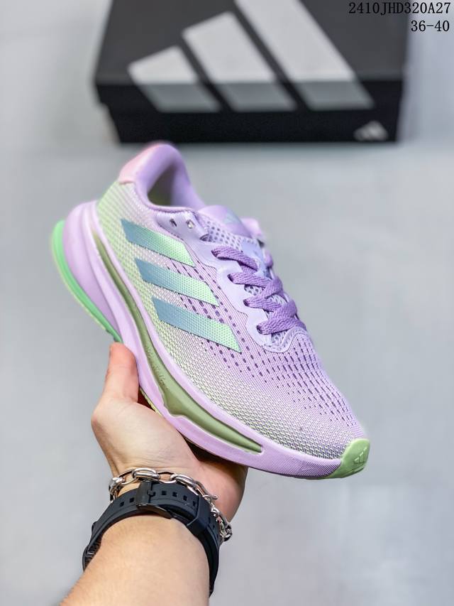 adidas Supernova 超级跑鞋 DREAMSTRIKE+ 中底科技精准调校的泡棉密度平衡柔弹性与支撑性，保证优异舒适的脚感枕形设柔软织物包裹提供稳固