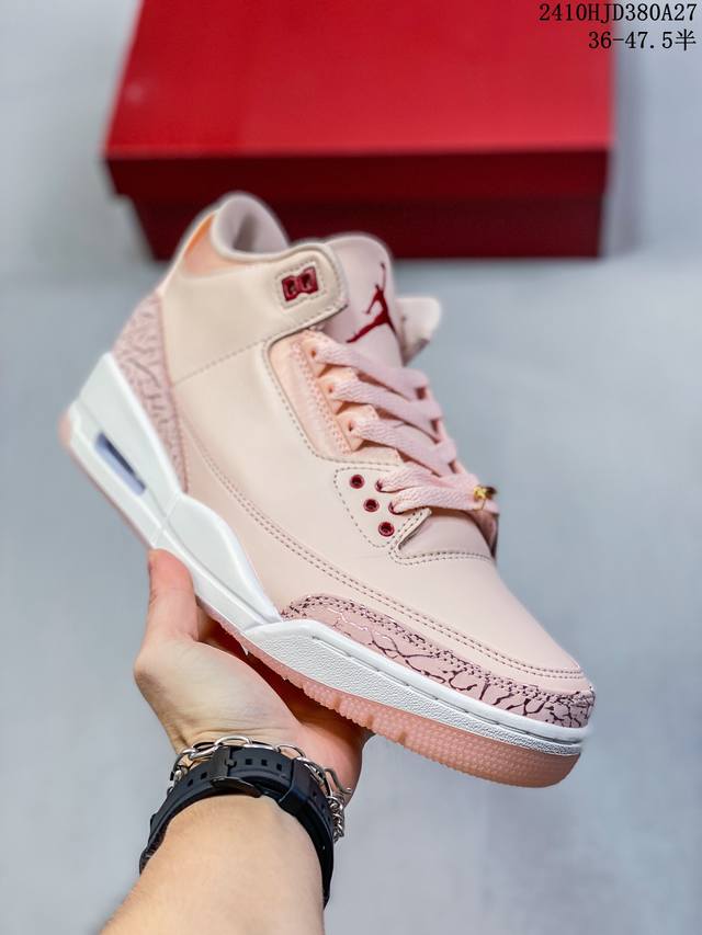 Air Jordan 3 Retro Cardinal 红雀 AJ3 乔丹3代 aj3 乔3 白酒红 乔丹篮球鞋系列 穿着白色、青铜色、红色和水泥灰色配色方案。