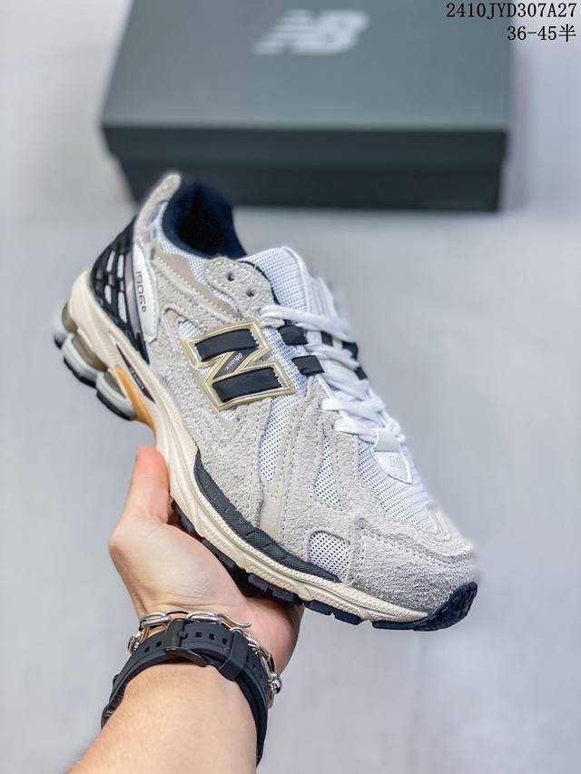 公司级 新百伦 New Balance M 6系列 复古运动鞋单品宝藏老爹鞋款。作为NB最经典的档案鞋型之一，与2002一样， 6有着NB最成熟的技术加持和复古