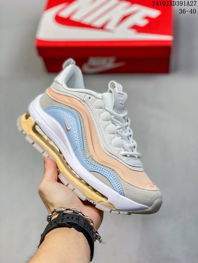 耐克NIKE休闲鞋 经典 气垫 AIR MAX 97 子弹气垫低帮运动鞋。AIR MAX '97 运动跑鞋以流线型鞋身和卓越科技为热爱运动的你造就全方位防护，强