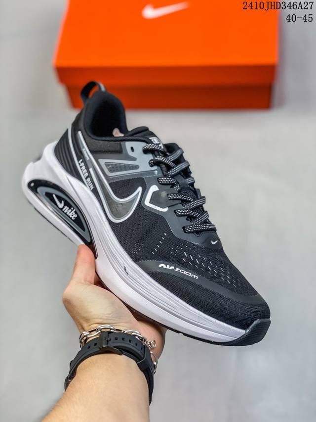 耐克 Nike Zoom Winflo V2 登月系列 跑步鞋搭载工程网眼设计，巧妙结合 Flywire 飞线，为你全程缔造轻盈透气感受和手套般的出色贴合体验。