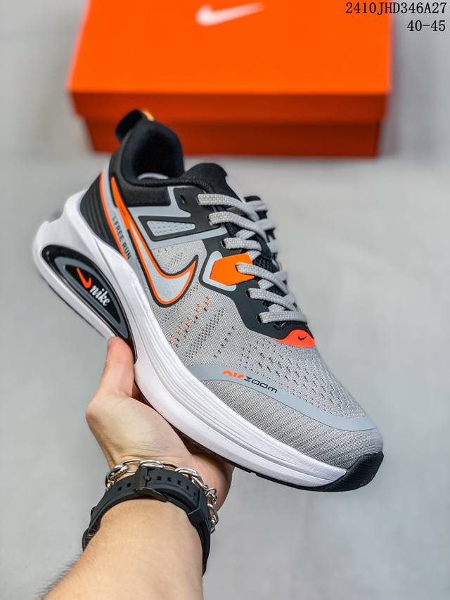 耐克 Nike Zoom Winflo V2 登月系列 跑步鞋搭载工程网眼设计，巧妙结合 Flywire 飞线，为你全程缔造轻盈透气感受和手套般的出色贴合体验。