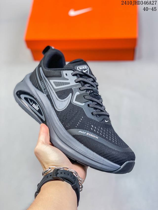 耐克 Nike Zoom Winflo V2 登月系列 跑步鞋搭载工程网眼设计，巧妙结合 Flywire 飞线，为你全程缔造轻盈透气感受和手套般的出色贴合体验。