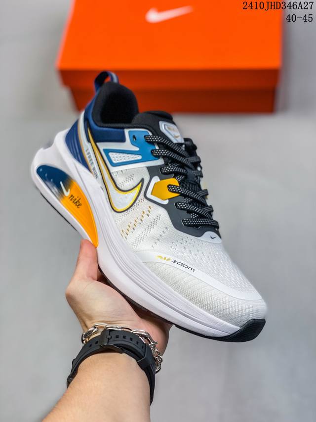 耐克 Nike Zoom Winflo V2 登月系列 跑步鞋搭载工程网眼设计，巧妙结合 Flywire 飞线，为你全程缔造轻盈透气感受和手套般的出色贴合体验。