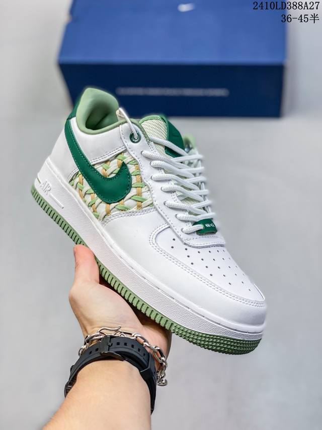 特价带半码耐克Nike AIR FORCE 1‘07 空军一号低帮百搭休闲运动板鞋。柔软、弹性十足的缓震性能和出色的中底设计，横跨复古与现代的外型结合，造就出风