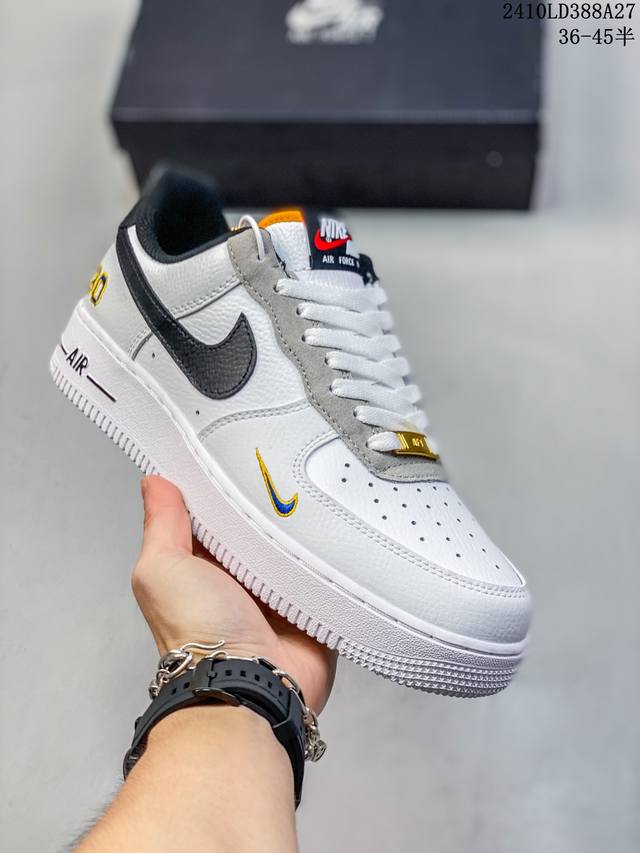 特价带半码耐克Nike AIR FORCE 1‘07 空军一号低帮百搭休闲运动板鞋。柔软、弹性十足的缓震性能和出色的中底设计，横跨复古与现代的外型结合，造就出风