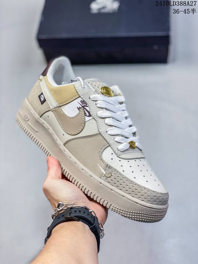 特价带半码耐克Nike AIR FORCE 1‘07 空军一号低帮百搭休闲运动板鞋。柔软、弹性十足的缓震性能和出色的中底设计，横跨复古与现代的外型结合，造就出风