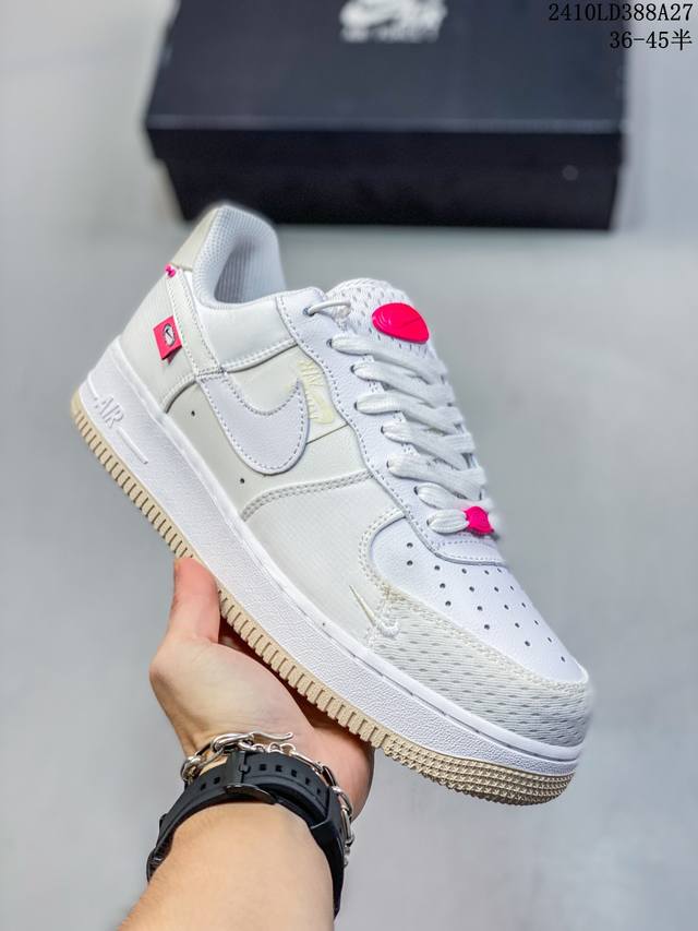 特价带半码耐克Nike AIR FORCE 1‘07 空军一号低帮百搭休闲运动板鞋。柔软、弹性十足的缓震性能和出色的中底设计，横跨复古与现代的外型结合，造就出风