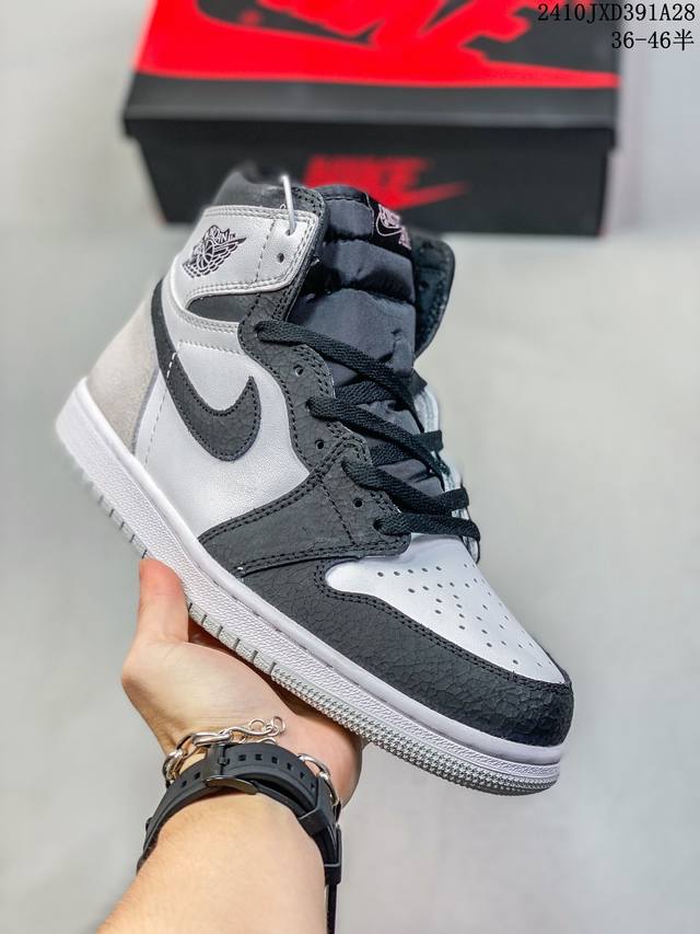 Jordan 1 Retro High OG 乔丹一代aj1 乔1 AJ1 篮球鞋复刻运动鞋。皮面高帮板鞋的设计灵感源自运动夹克，带你重温入选球队时刻。采用经典