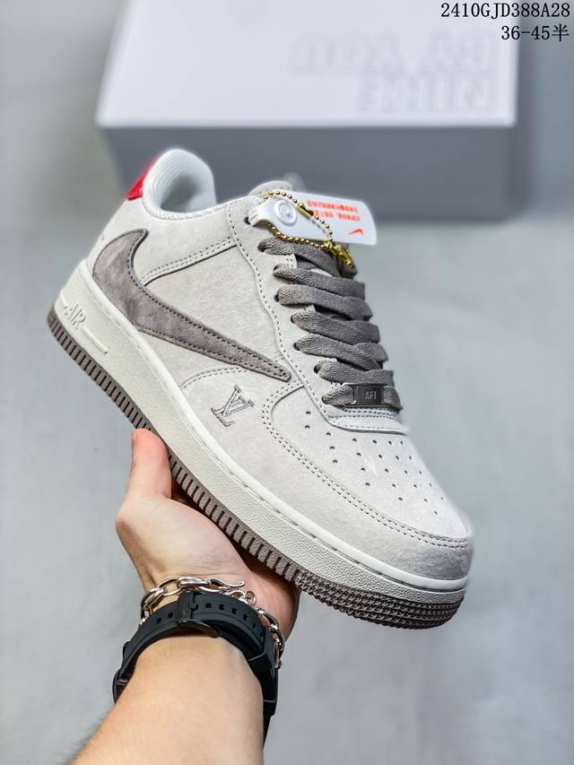 公司级带半码耐克Nike AIR FORCE 1‘07 空军一号低帮百搭休闲运动板鞋。柔软、弹性十足的缓震性能和出色的中底设计，横跨复古与现代的外型结合，造就出