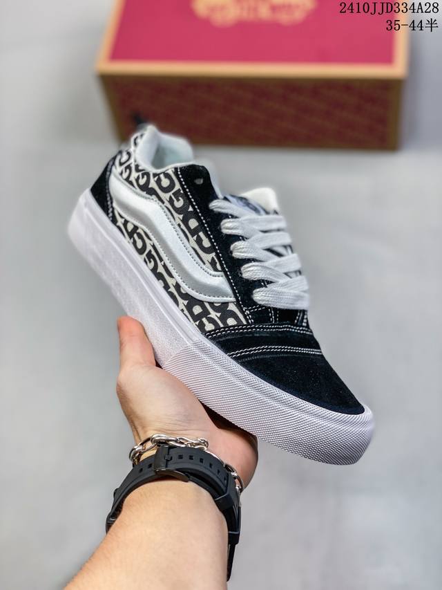 头层猪八 Vans Knu-Skool FOG半印！ “高街风的面包鞋终将来袭”，麂皮拼接fog印花帆布让整体质感上升了一个层次！半印的logo真的看着特别的醒