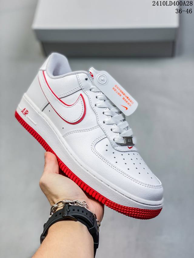 福利特价耐克Nike AIR FORCE 1‘07 空军一号低帮百搭休闲运动板鞋。柔软、弹性十足的缓震性能和出色的中底设计，横跨复古与现代的外型结合，造就出风靡