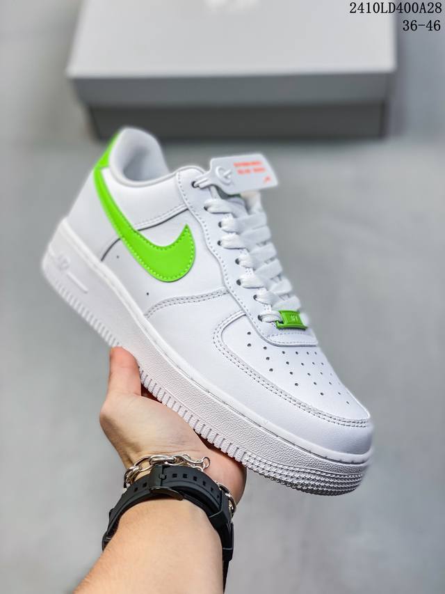 福利特价耐克Nike AIR FORCE 1‘07 空军一号低帮百搭休闲运动板鞋。柔软、弹性十足的缓震性能和出色的中底设计，横跨复古与现代的外型结合，造就出风靡