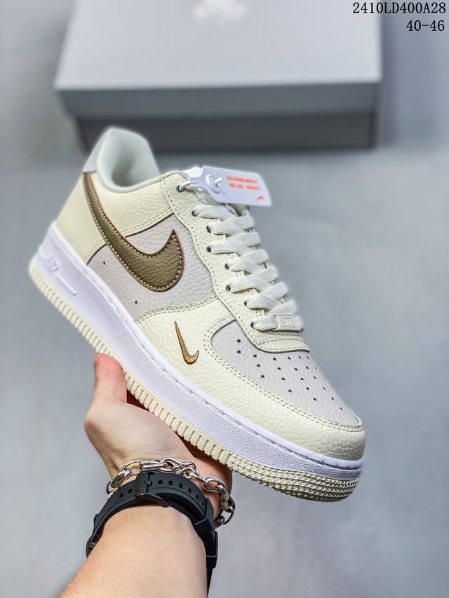 福利特价耐克Nike AIR FORCE 1‘07 空军一号低帮百搭休闲运动板鞋。柔软、弹性十足的缓震性能和出色的中底设计，横跨复古与现代的外型结合，造就出风靡