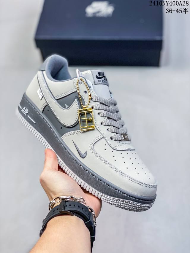 福利特价耐克Nike AIR FORCE 1‘07 空军一号低帮百搭休闲运动板鞋。柔软、弹性十足的缓震性能和出色的中底设计，横跨复古与现代的外型结合，造就出风靡