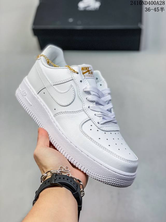 公司级带半码耐克Nike AIR FORCE 1‘07 空军一号低帮百搭休闲运动板鞋。柔软、弹性十足的缓震性能和出色的中底设计，横跨复古与现代的外型结合，造就出