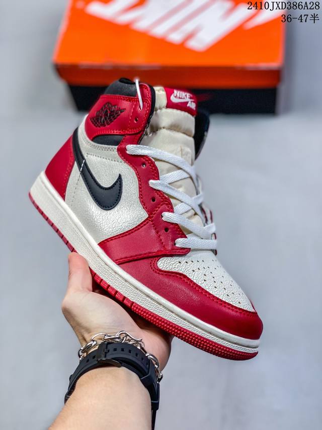 耐克 Nike Air Jordan 1 Retro High OG 乔丹一代篮球鞋复刻运动鞋 皮面高帮板鞋的设计灵感源自运动夹克，带你重温入选球队时刻。采用经