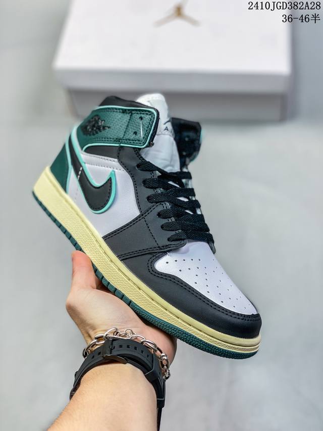 耐克 Nike Air Jordan 1 Retro High OG 乔丹一代篮球鞋复刻运动鞋 皮面高帮板鞋的设计灵感源自运动夹克，带你重温入选球队时刻。采用经