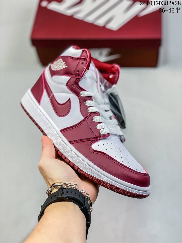 耐克 Nike Air Jordan 1 Retro High OG 乔丹一代篮球鞋复刻运动鞋 皮面高帮板鞋的设计灵感源自运动夹克，带你重温入选球队时刻。采用经