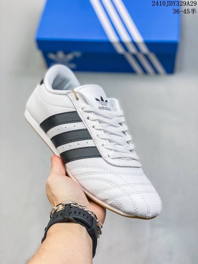 Adidas 阿迪达斯 跆拳道系列 男女鞋真标半码制，升级原楦原纸版开发版型，采用软质粒面牛剖革鞋面材质，中底嵌入EVA切片缓震，外置耐磨橡胶鞋底片 底越薄，越