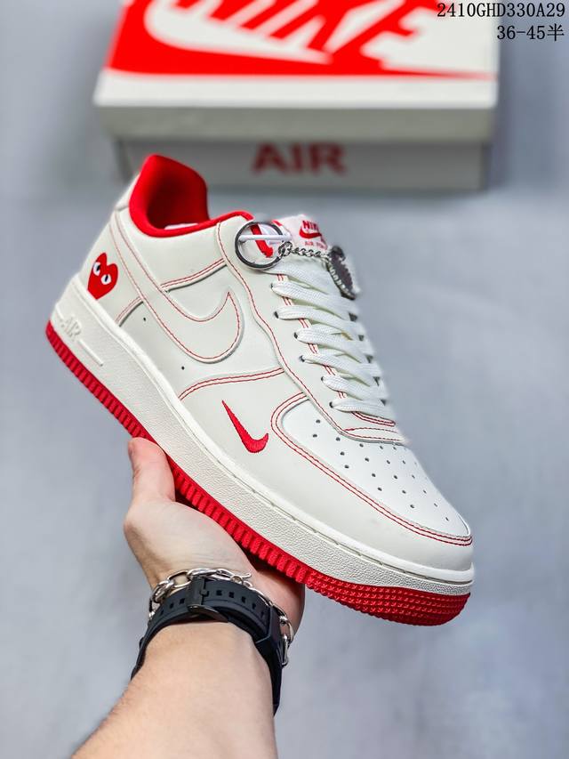 公司级带半码耐克Nike AIR FORCE 1‘07 空军一号低帮百搭休闲运动板鞋。柔软、弹性十足的缓震性能和出色的中底设计，横跨复古与现代的外型结合，造就出