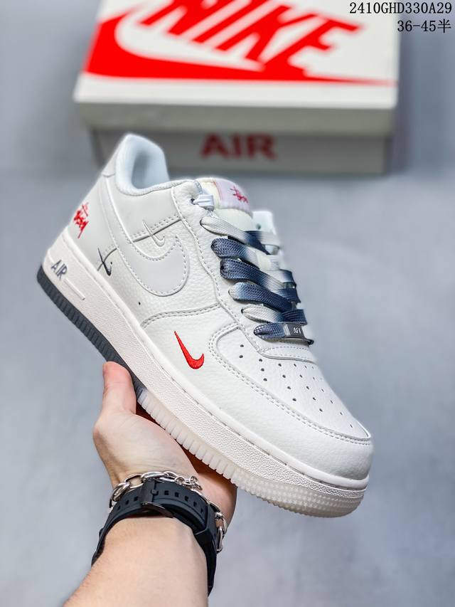 公司级带半码耐克Nike AIR FORCE 1‘07 空军一号低帮百搭休闲运动板鞋。柔软、弹性十足的缓震性能和出色的中底设计，横跨复古与现代的外型结合，造就出