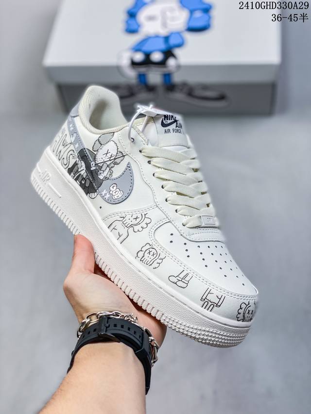 公司级带半码耐克Nike AIR FORCE 1‘07 空军一号低帮百搭休闲运动板鞋。柔软、弹性十足的缓震性能和出色的中底设计，横跨复古与现代的外型结合，造就出